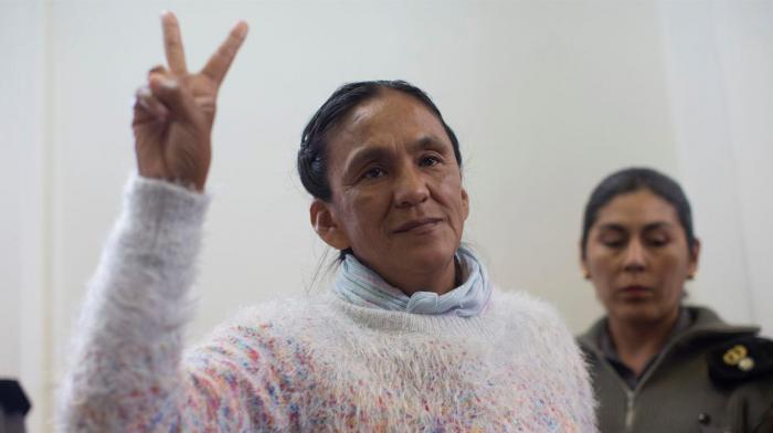 El gesto de victoria de Milagro Sala ante sus captores representa su capacidad de resistencia. 
foto: eldiariodigital .com