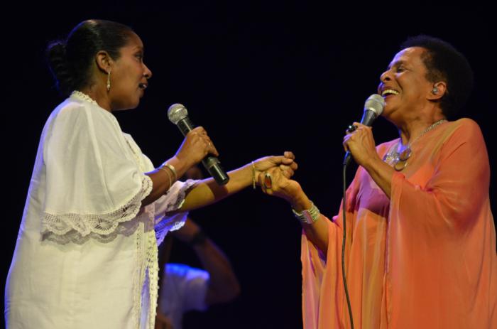 Las cantantes Argelia Fragoso y la peruana Susana Baca, durante la pasada edicion del Encuentro de Voces Populares