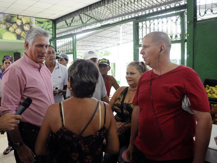   Díaz-Canel dialogó ampliamente con la población villaclareña. 