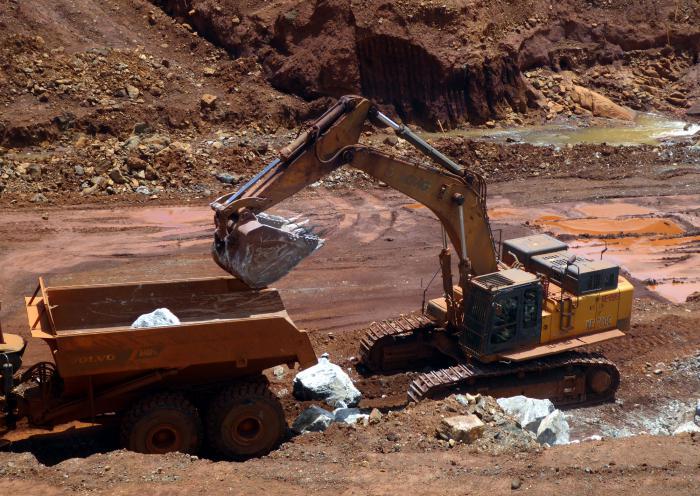 Acciones previas a la construcción del puente en el punto de confluencia de los ríos Yagrumaje y Punta Gorda, en áreas mineras de la empresa Ernesto Che Guevara. 