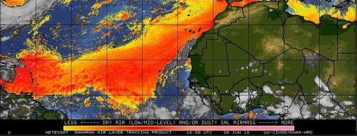 El desarrollo de la tecnología satelital permite monitorear desde el espacio en todas sus etapas la formación y movimiento de las nubes del polvo; en la imagen, el día 26 de junio pasado, uno de los momentos de mayor cantidad avanzando desde el continente africano hacia el Atlántico y el Mar Caribe, registrados en el actual verano. Foto: Cortesía del doctor Eugenio Mojena