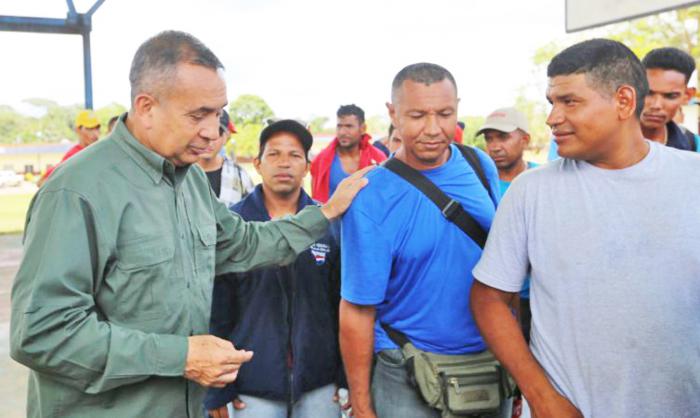 El gobernador del estado Bolívar, Justo Noguera Pietri, recibió a los emigrantes y les dio la bienvenida en nombre del presidente venezolano. FOTO: Correo del Orinoco