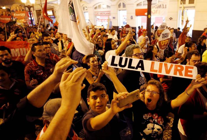 Una manifestación a favor de la libertad del expresidente brasileño Lula da Silva, en Curitiba (Paraná) a finales de agosto. foto: reuters