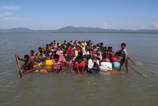 Refugiados cruzando el río en una balsa improvisada. fotos: reuters