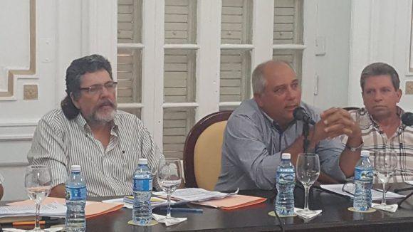 Abel Prieto es el nuevo director del Programa Martiano, siguiendo la ruta trazada por el Dr.iArmando Hart.i Junto a él, el ministro de Cultura, Alpidio Alonso, y el miembro del Secretariado del cc del pcc, Víctor Gaute. Foto: MINCULT