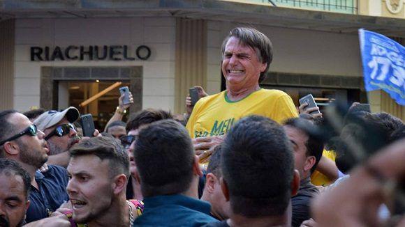 Jair Bolsonaro gesticula tras recibir una puñalada en Juiz de Fora, en el Estado de Minas Gerais.