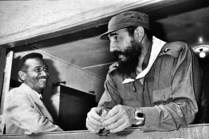 El Comandante de la Revolución Juan Almeida Bosque junto al Comandante en Jefe Fidel Castro Ruz. 
foto: archivo de granma
