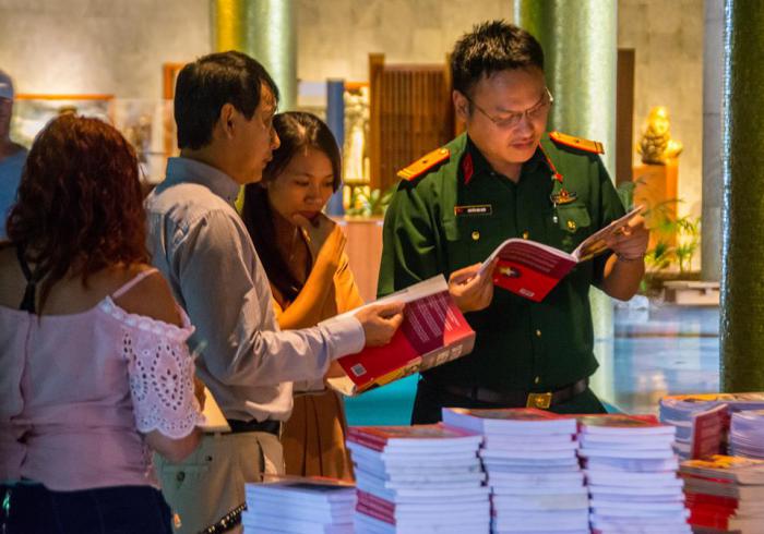 presentan libro en memorial jose marti
