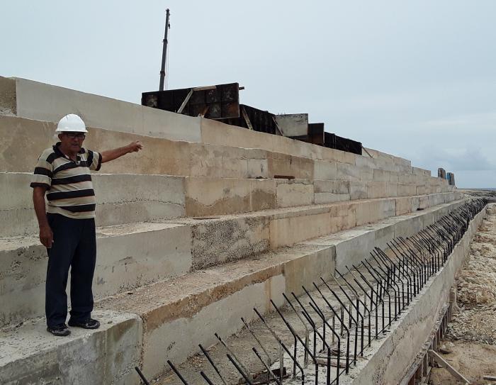 El nuevo muro rompeolas será toda una fortaleza. 