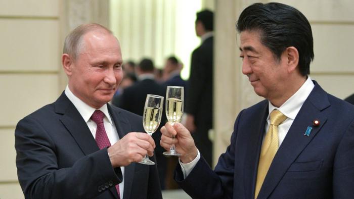 El presidente ruso, Vladímir Putin, y el primer ministro japonés, Shinzo Abe, en el Teatro Bolshói, Moscú (Rusia).
