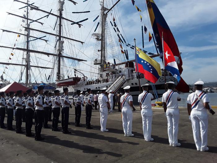 Una calidad bienvenida fue tributada al Buque Escuela Simón .