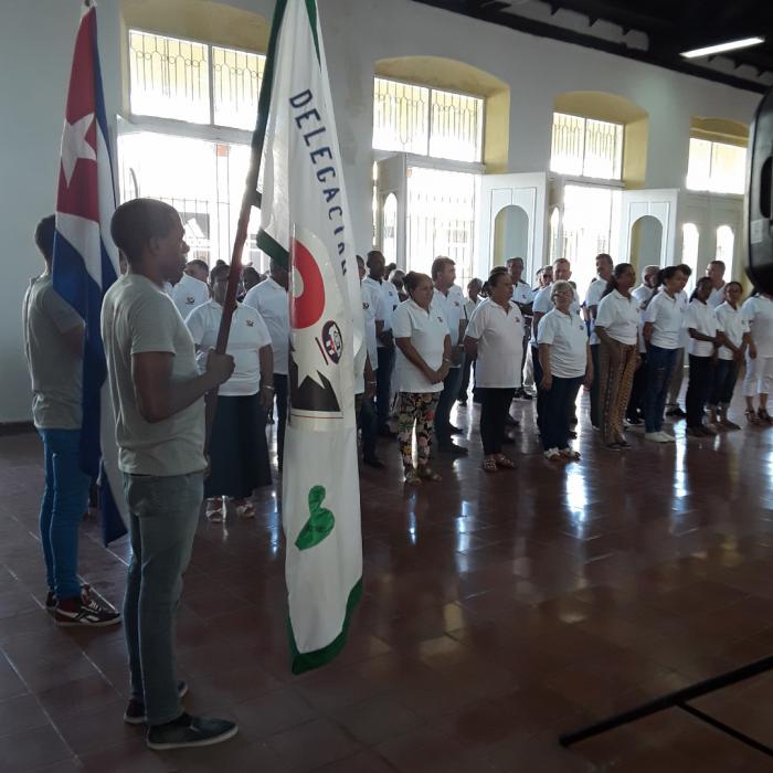 Los delegados del balcón del oriente ya tienen su bandera.
