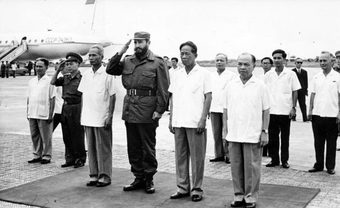 Viaje de Fidel a Vietnam del Norte. 
Llegada al aeropuerto de Gia Lam. Recibido por  Le Duan, Pham Van Dong y otros dirigentes.
Foto: jorge Oller, 17 de septiembre de 1973.
