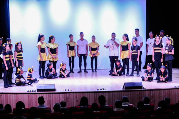 Actuación de la compañía La Colmenita en el acto por el 45 aniversario de la primera visita de nuestro Comandante en Jefe Fidel a Vietnam, presidido por Esteban Lazo Hernández, miembro del Buró Político del CCPCC y Presidente de la Asamblea Nacional Del Poder Popular; Mercedez López Acea, miembro del Buró Político del CCPCC; con la presencia del exelentísimo Sr. Nguyen Trung Thanh, embajador de Vietnam en Cuba, desarrollado en el Teatro del Ministerio de las Comunicasiones, Plaza