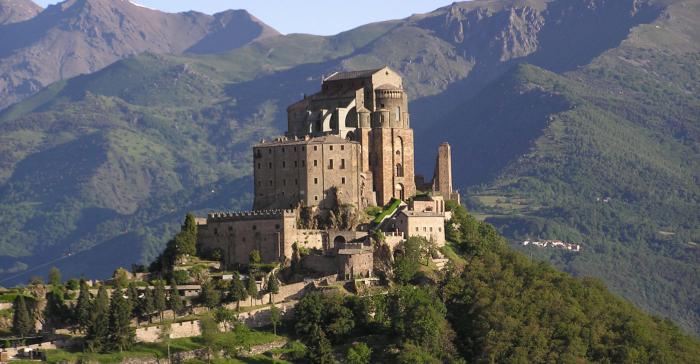 Espléndida panorámica del monasterio Sacra di San Michele que inspiró al escritor italiano Umberto Eco, en su famosa novela El nombre de la rosa.
