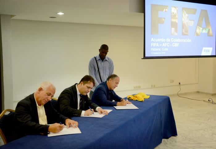 Acuerdo de Colaboración FIFA-CBF-AFC y Cuba (El brasileño) Walter Feldman. Secretario General de la CBF Jair Bertoni, Director de Federaciones de FIFA