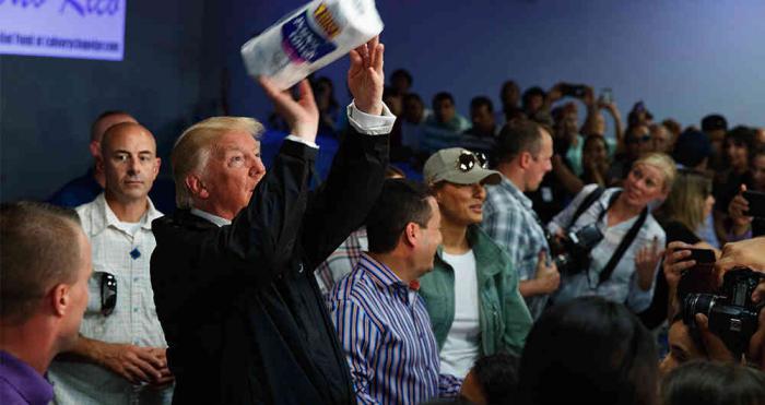 Donald Trump humilla a los puertorriqueños después del paso del huracán María. 