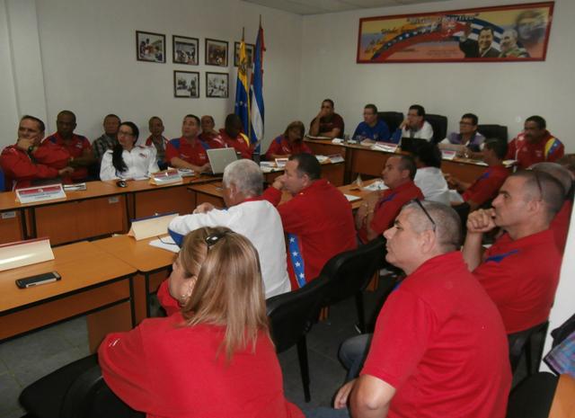 Los colaboradores  cubanos participan en el  perfeccionamiento del proyecto
de la Constitución. foto del autor