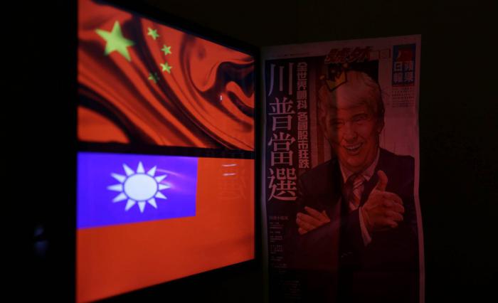  Las banderas de China y Taiwán junto a la portada de un periódico con Trump, en Taipéi. RITCHIE B. TONGO EFE