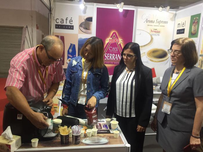 Hasta el stand cubano llegaron los visitantes atraídos por el café y la miel.
