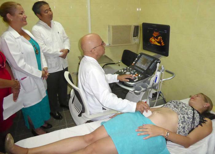 El embajador japonés recorrió las consultas donde funcionan los nuevos equipos donados por su país. 