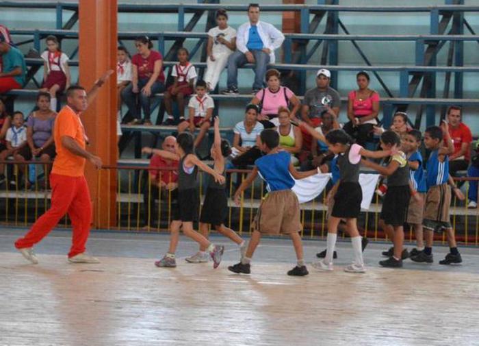 Todo campeón cubano pasa primero por el eslabón más importante del deporte, la clase de Educación Física. foto: oscar alonso