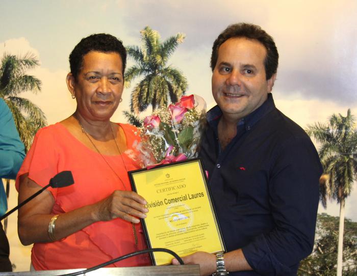 Bertha Díaz, especialista de la Oficina Nacional de Normalización entregó a Yasser Cardosa Pérez, gerente general de la División Comercial Lauros, el certificado de renovación de la Norma ISO 9001 del 2015