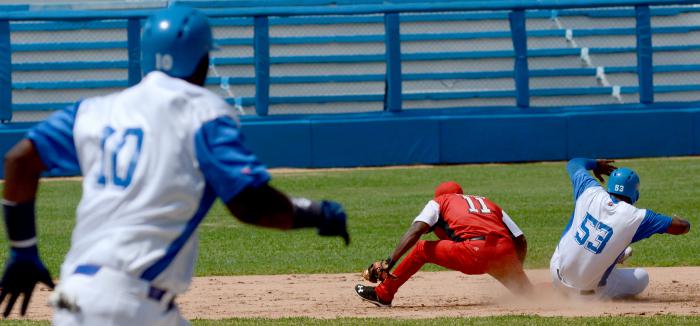 Beisbol Serie 58 IND vs Santiago D Cuba Jugada en 2da base para ilustrar