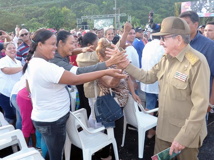  Al concluir el acto, Raúl saludó a los pobladores y visitó una escuelita primaria local.  
