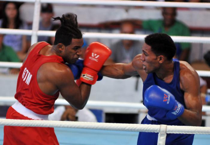 Combate Final de la division de 75kg, Arlen Lopez (rojo), equipo Guantanamo y Osley Iglesias (azul),equipo Matanzas, en el 56 Toreno Nacional de Boxeo Playa Giron, en la Sala Yara, Santi Spiritu