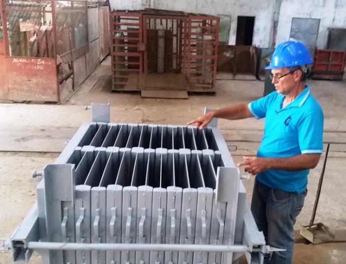 La fabricación de moldes y molinos trituradores de piedra, resultan decisivos para impulsar el programa de la vivienda a escala local.