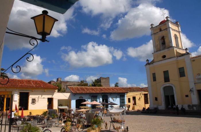Plaza San Juan de Dios, situada en el centro histórico de la ciudad de Camagüey, otrora villa Santa María del Puerto del Príncipe, próxima a celebrar el aniversario 500 de su fundación, el 22 de enero de 2014. AIN FOTO/ Rodolfo BLANCO CUE