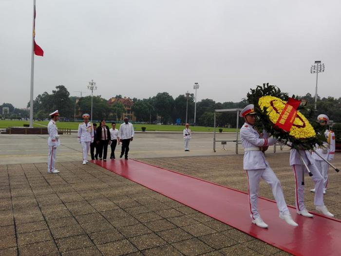 La tumba de Ho Chi Minh se encuentra en la plaza de Ba Dinh, donde el presidente Ho Chi Minh leyó la Declaración de Independencia en 1945 tras la rendición de los japoneses ante las Fuerzas Aliadas.