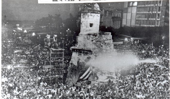 Concentración frente al Palacio Presidencial, la noche que se crearon los cdr. Foto: Archivo de Granma