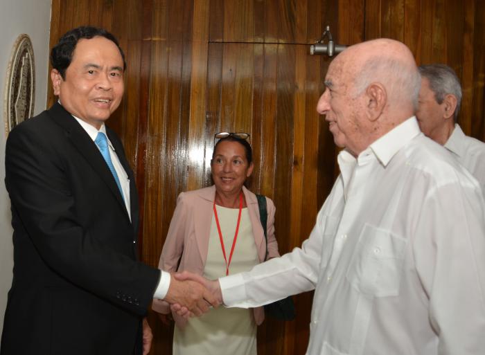 José Ramón Machado Ventura, Segundo Secretario del CCPCC, recibió en la sede a la delegación vietnamita encabezada por Tran Thanh Man, miembro del Secretariado del Comité Central del Partido Comunista de Vietnam y presidente del Frente de la Patria, quien estuvo acompañado por otros funcionarios. Presente además José Ramón Balaguer Cabrera, miembro del Secretariado del CCPCC y jefe de su departamento de relaciones internacionales, así como Carlos Rafael Miranda el coordinador de los CDR.