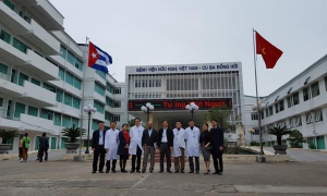 Una parte del personal médico del hospital Amistad Vietnam-Cuba en la ciudad de  Dong Hoi. 