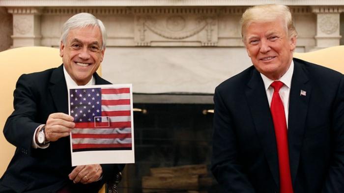Esta imagen ha dado mucho de qué hablar en los últimos días: Sebastián Piñera obsequió a Trump  una bandera del país norteño donde aparece el blasón chileno enquistado en su centro.  Foto: El Clarin