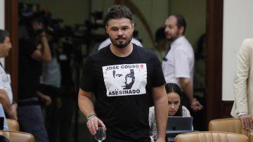 Gabriel Rufián, del partido Esquerra Republicana de Catalunya (ERC), portando una camiseta con la foto de José Couso, el camarógrafo español asesinado en Bagdad. 