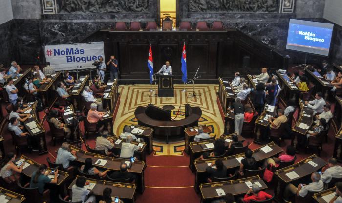 Conferencia Magistral. Dr. Rodolfo Dávalos Fernández (podio), durante la Audiencia Pública Cuba vs Bloqueo presiden Esteban Lazo Hernández; miembro del Buró Político del CCPCC y Presidente de la Asamblea Nacional y José Ramón Balaguer Cabrera, miembro del Secretariado del CCPCC y jefe de su departamento de relaciones internacionales, en la sede de la Asamblea Nacional del Poder Popular, en el Capitolio