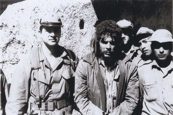 En 1967 foto dada por Felix Rodriguez, Rodriguez, se le ve junto al Che Guevara al centro antes de que fuese ejecutado en Bolivia. (AP Photo/Courtesy of Felix Rodriguez)