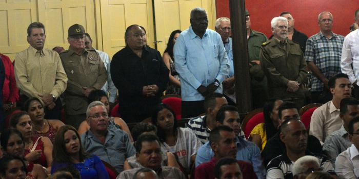 Gala cuktural por el 150 aniversario de las luchas por la Indewpendencia en el teatro de Manzanillo presidida por Esteban Lazo Hernández, presidente de la ANPP, el Comandante de la Revolución Ramiro Valdés Menéndez, vicepresidente de los Consejos de Estado y de Ministros, otros miembros del Buró Político y del Secretariado del CCPCC y el primer secretario del Partido en Granma, Francisco Hernández Hernández.