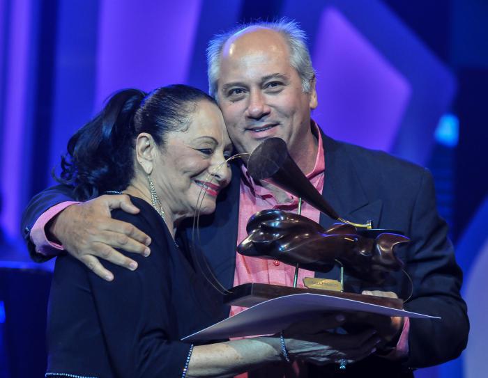 Alpidio Alonso Grau, ministro de Cultura de Cuba, entrega el Gran Premio Cubadisco 2018 a Beatriz Márquez.
