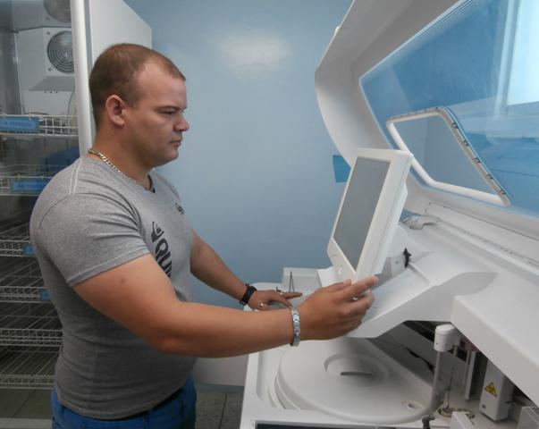 El licenciado Rafael Hernández Liriano se siente un «médico de equipos». 