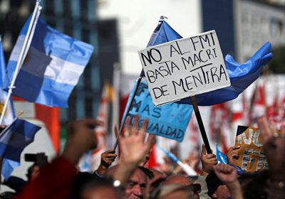 Ciudadanos protestan  contra las políticas de Macri fuera del Congreso Nacional en Buenos Aires. 
