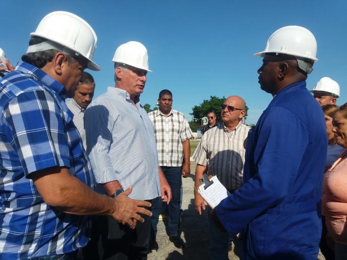 Intercambia presidente cubano con trabajadores de la Construcción