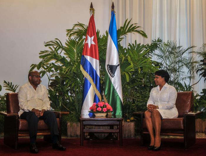 Inés María Chapman (D); vicepresidenta del Consejo de Estado y de Ministros recibe al ministro de Asuntos Exteriores y Relaciones Internacionales del Reino de Lesotho; Honorable Lesego Makgthi (I) quien se encuentra en Cuba de visita oficial; en el Consejo de Estado