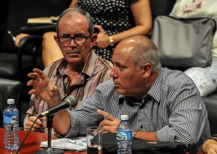 Presiden Alpidio Alonso (D), ministro de Cultura, Roberto Montesino Pérez (I), Jefe del Departamento Ideológico del Comité Central del Partido, Nereyda López Labrada, Secretaria General del Sindicato Nacional de los Trabajadores de la Cultura (SNTC) entre otros durante la Primera Conferencia Nacional del Sindicato Nacional de los Trabajadores de la Cultura, en el Teatro Lázaro Peña