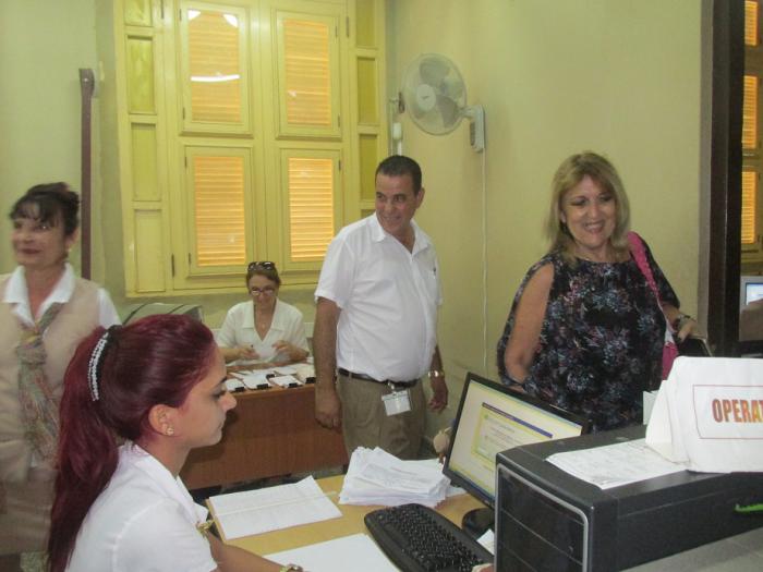 Irma Margarita Martínez Castrillón, ministra-presidente del Banco Central de Cuba, compartió con trabajadores bancarios avileños, ganadores de la sede del acto nacional por el día del trabajador del sector.