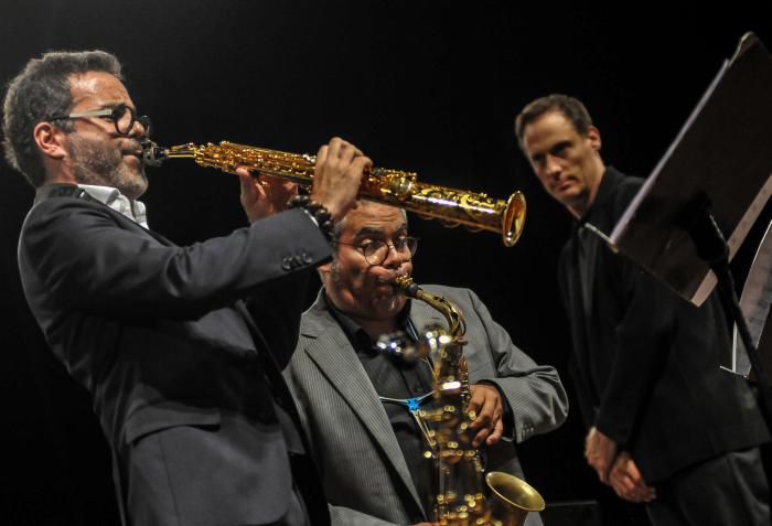 Concierto de la Orquesta Sinfónica Nacional, en la Sala Covarrubias del Teatro Nacional, Director invitado Suizo, Lars Mlekusch (D), Saxofonista Cesar López (C) y Rodrigo Vila (España)