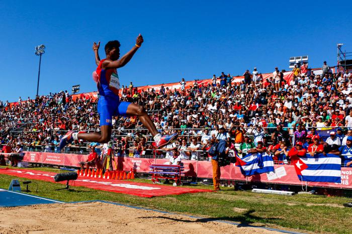 Lester Lescay, de Cuba,  compite en la segunda etapa del salto de longitud en el atletismo de los III Juegos Olímpicos de la Juventud Buenos Aires 2018 en el Estadio de Atletismo del Parque Olímpico de la Juventud, el lunes 15 de octubre de 2018, en Buenos Aires, Argentina. Foto: Calixto N. Llanes/Periódico JIT (Cuba)